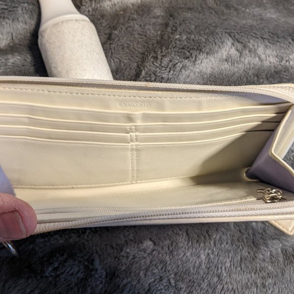 Signature Coach Accordion Wallet - Picture 4 of 8